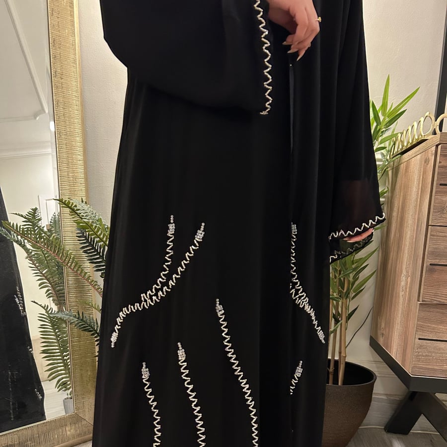 عباية مزينة بشك مكثف