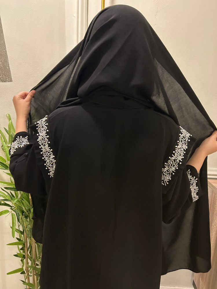 عباية كريب انيقه مزينه بالشك بالاكتاف والكم