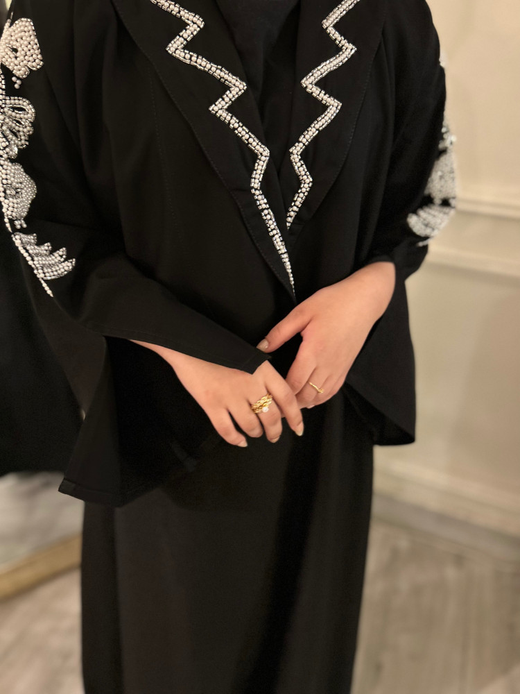عبايه مزينه بياقة واكمام من الشك متوفره بلونين