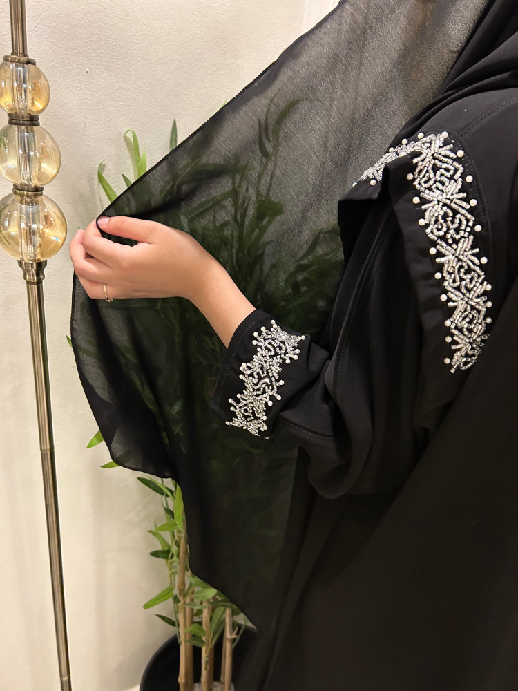 عباية كريب انيقه مزينه بالشك بالاكتاف والكم