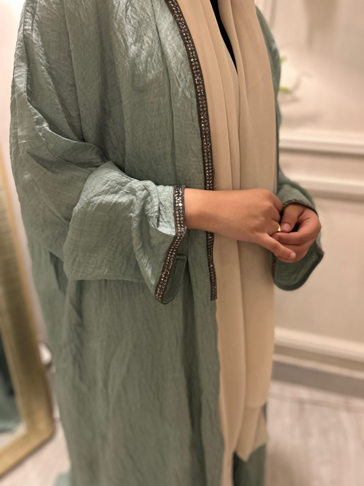 عباية ملونه مزينه بشريط كرستالي