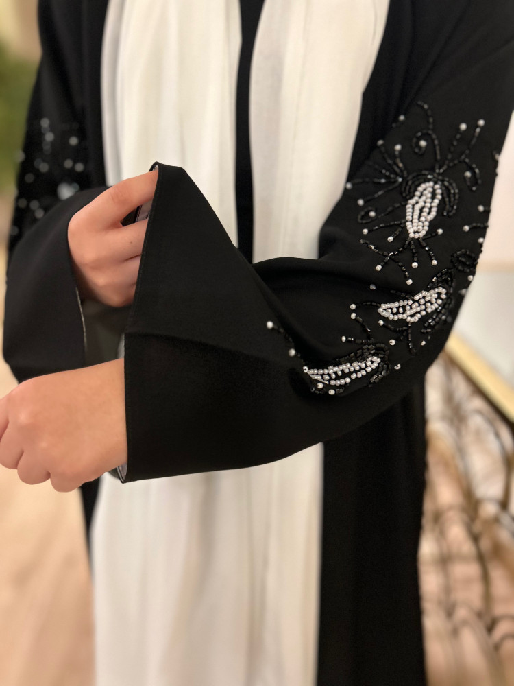 عباية غرام ) أنيقة مزينة بياقة شيفون أبيض وبأكمام من الشك