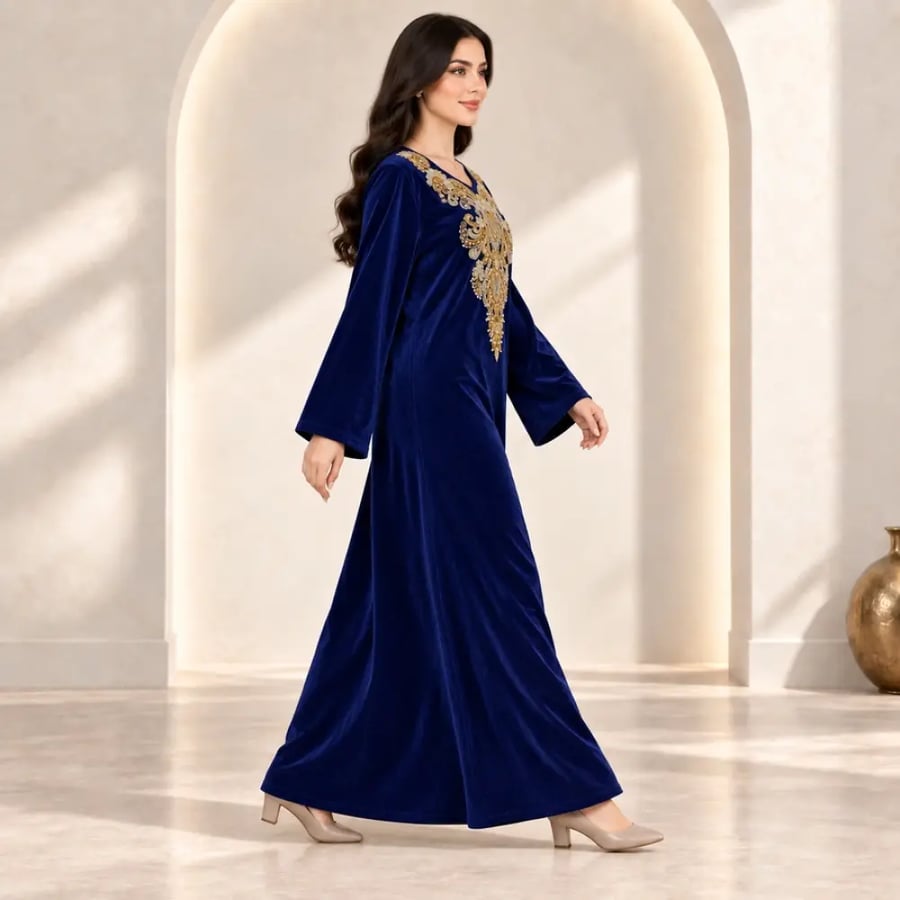 جلابية نسائية شتوية مخمل كحلية بتطريز ذهبي وأكمام طويلة – موديل 26653