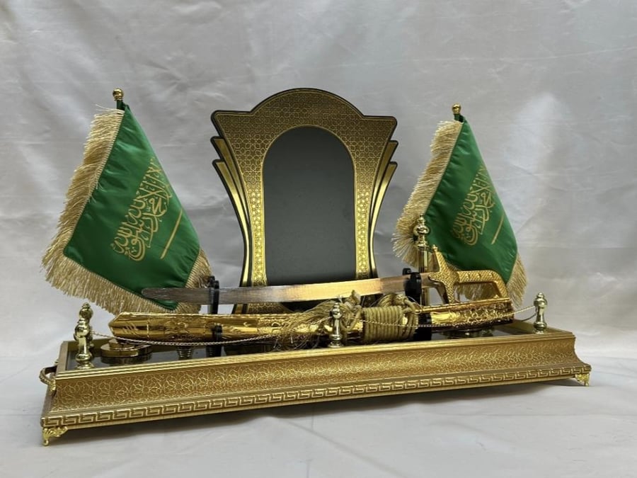 درع سيف صغير مع علمين
