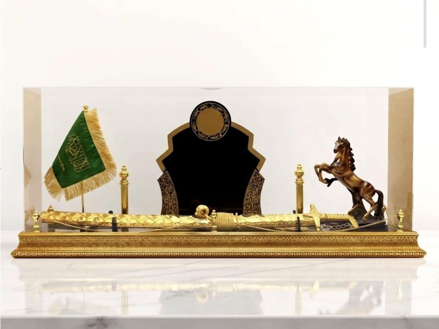 درع سيف  مع حصان و علم