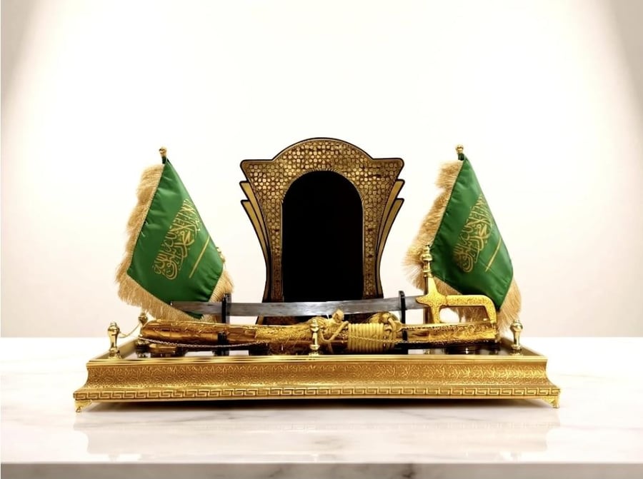 درع سيف صغير مع علمين