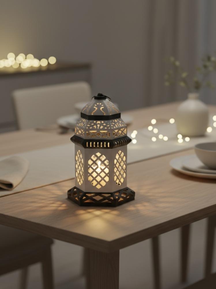 فانوس رمضان أنيق مع 3 شموع LED – ديكور رمضاني بإضاءة دافئة وآمنة