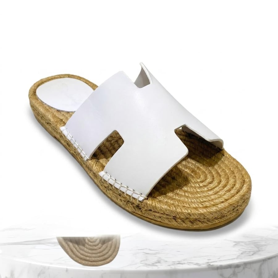 حذاء  بتصميم H ابيض