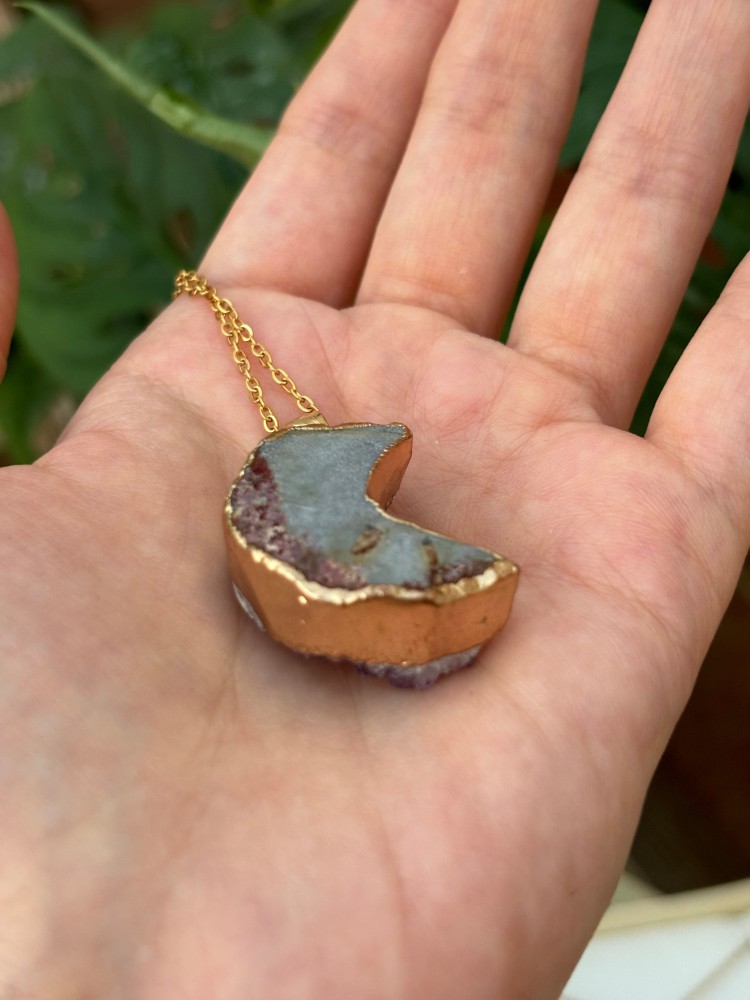 قلادة من حجر جشمت الامثيست  ( Amethyst ) خام