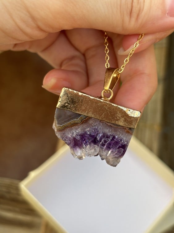 قلادة من حجر جشمت الامثيست ( Amethyst ) خام
