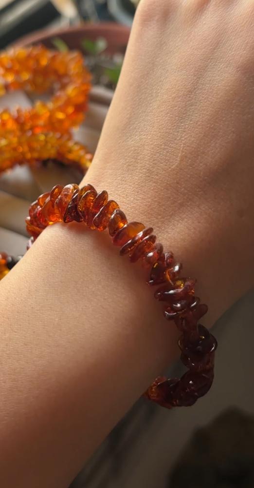 اسورة من الكهرمان الطبيعي ( Amber )