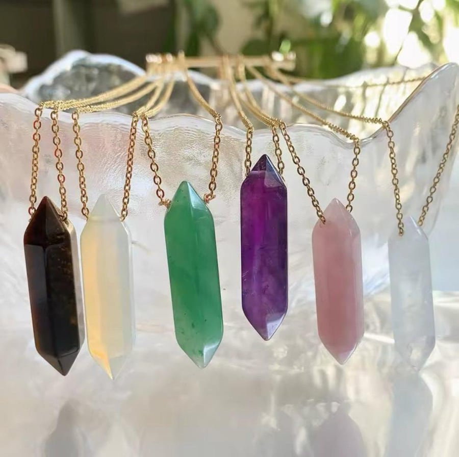 قلادة حجر كلير كوارتز (White Crystal ) )