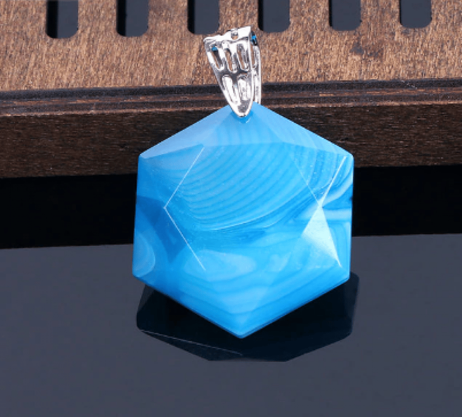 قلادة من حجر العقيق الازرق سداسية الاضلأع  ( Blue Agate )