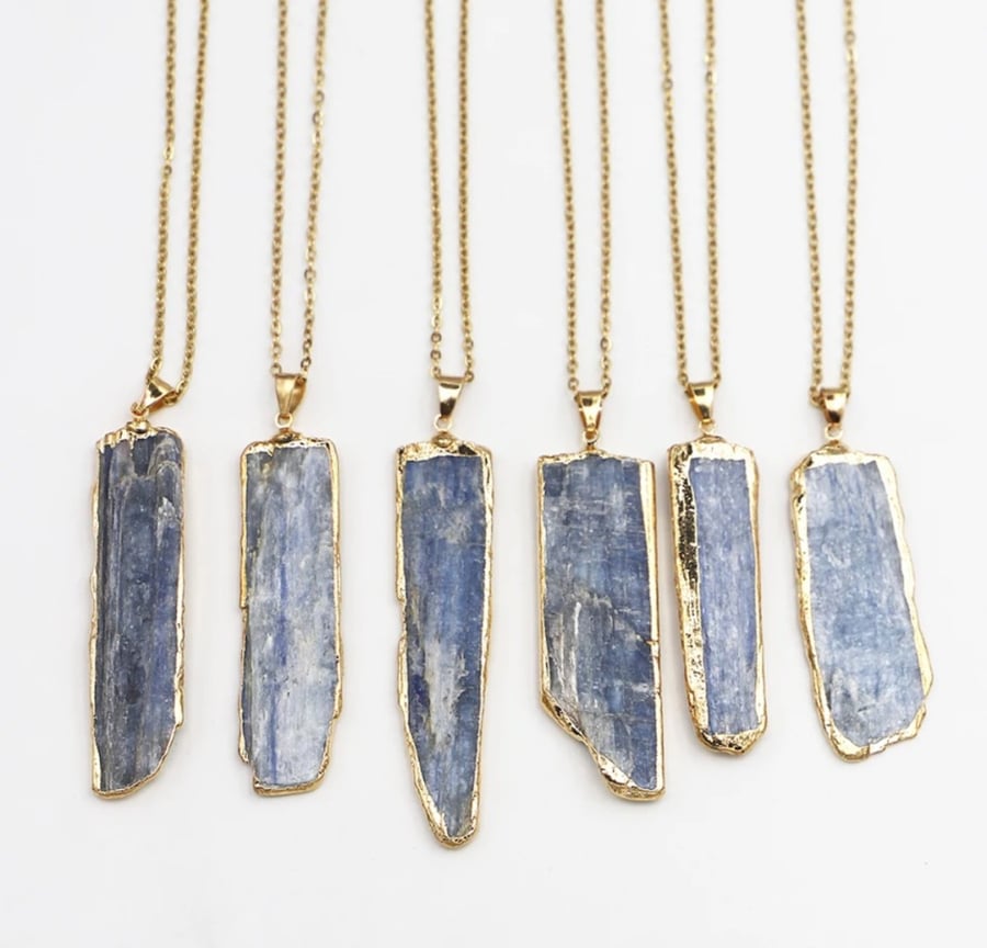 قلادة كاينايت خام ( Kyanite - Kainite )