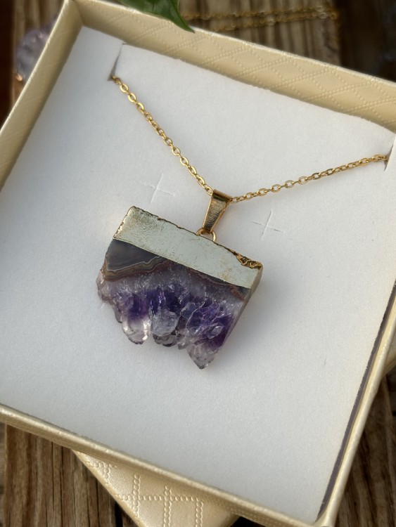 قلادة من حجر جشمت الامثيست ( Amethyst ) خام