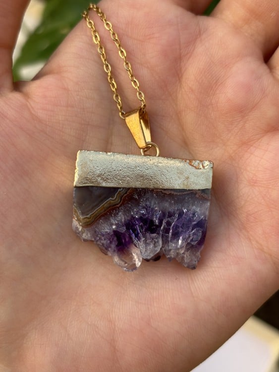 قلادة من حجر جشمت الامثيست ( Amethyst ) خام