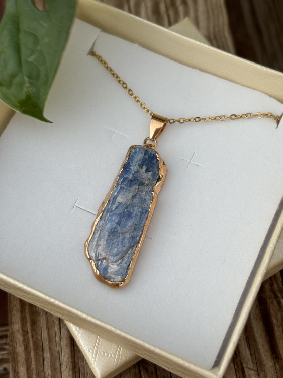 قلادة كاينايت خام ( Kyanite - Kainite )