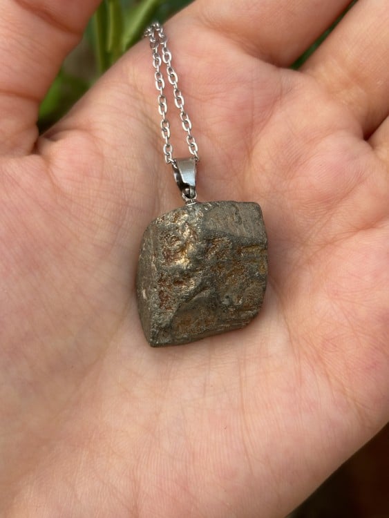 قلادة من حجر  بايرايت او بيريت ( Pyrite )