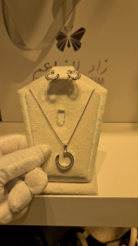 طقم فضي ناعم مسمار