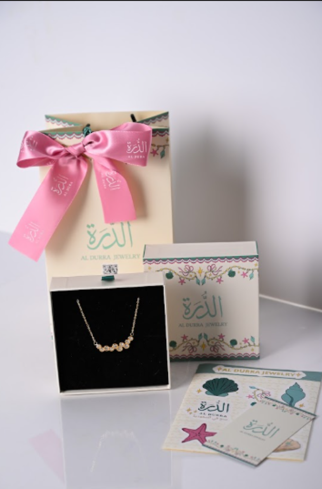 عقد العنقود المتلألئ (Cluster Pendant Necklace)