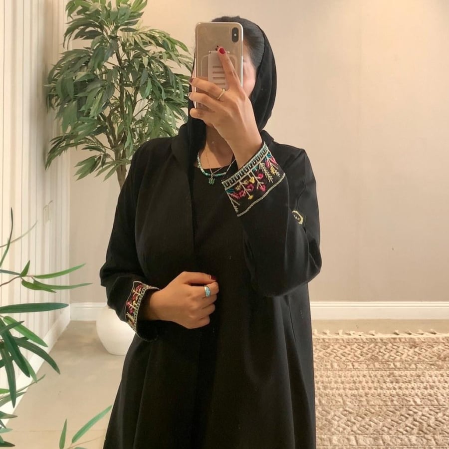 عباية لون اسود
