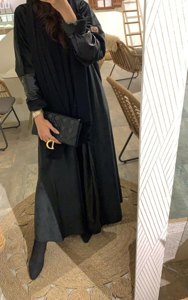 عباية شمواه اسود بأكمام جلد اسود لف