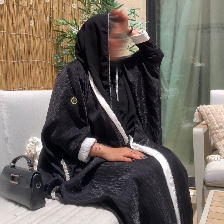 عباية موديل فراشة خام كريشه صيفي لمعه بأطراف لؤلؤ اللون أسود وابيض