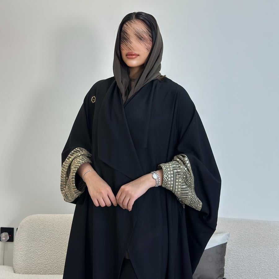 عباية موديل قطري خام كتان بأكمام شك هندي لون العباية اسود  شامل الطرحة
