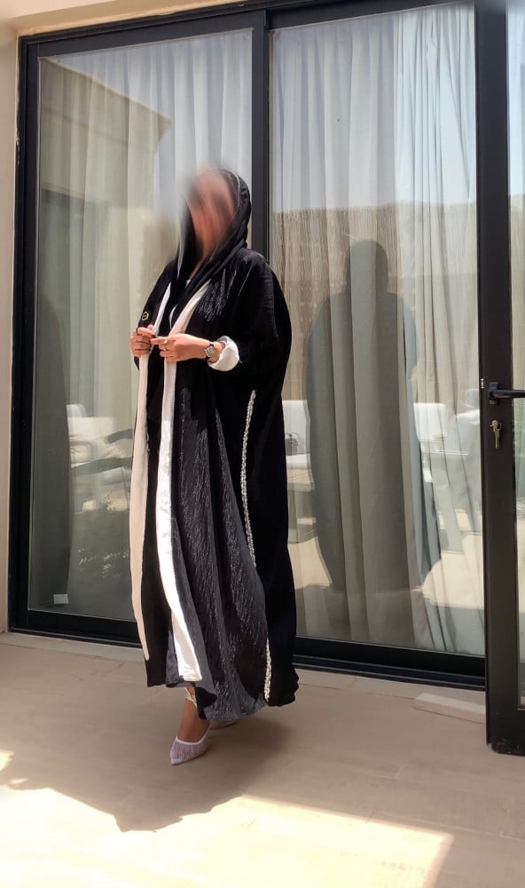 عباية موديل فراشة خام كريشه صيفي لمعه بأطراف لؤلؤ اللون أسود وابيض