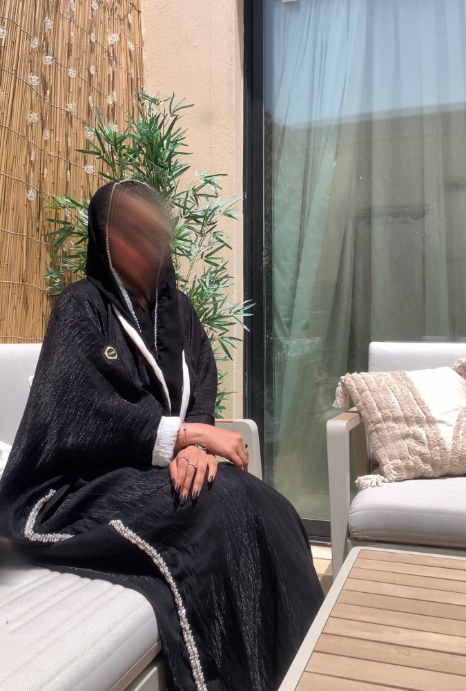 عباية موديل فراشة خام كريشه صيفي لمعه بأطراف لؤلؤ اللون أسود وابيض