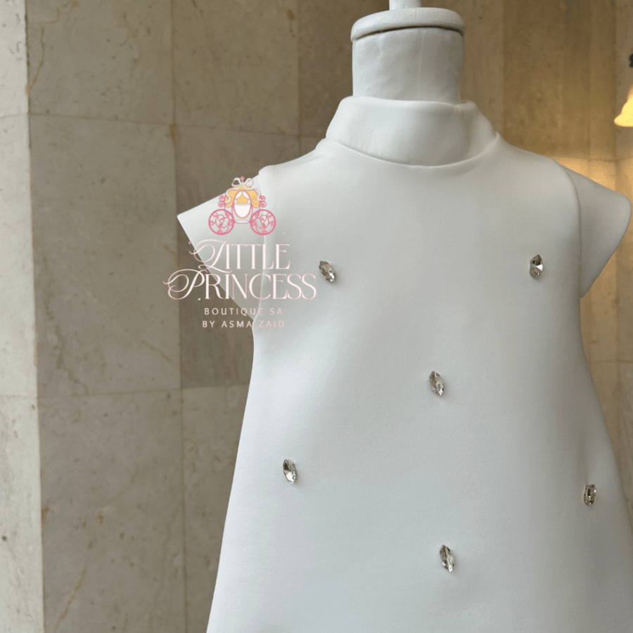 White dress decorated with feathers and crystals فستان الريش والكريستال بكم قصير + اكسسوار شعر