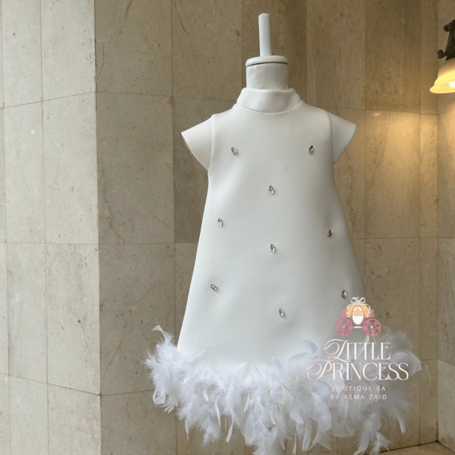 White dress decorated with feathers and crystals فستان الريش والكريستال بكم قصير + اكسسوار شعر