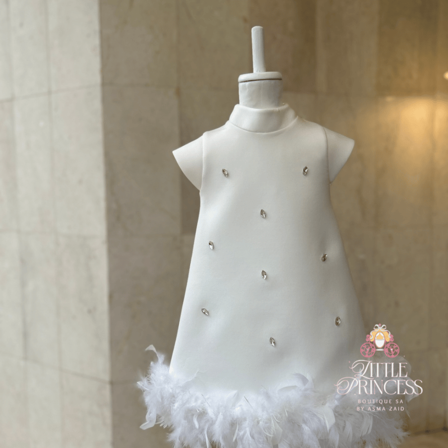 White dress decorated with feathers and crystals فستان الريش والكريستال بكم قصير + اكسسوار شعر