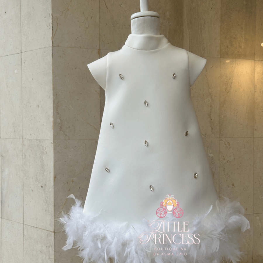 White dress decorated with feathers and crystals فستان الريش والكريستال بكم قصير + اكسسوار شعر