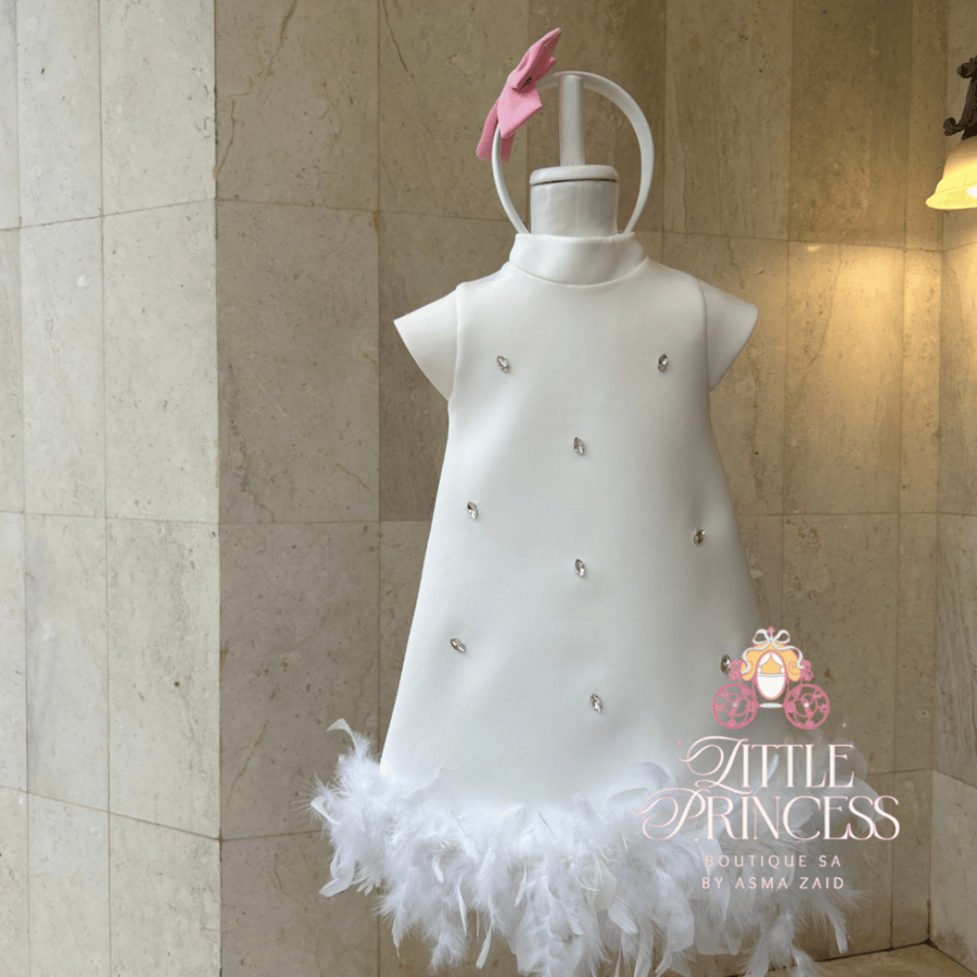 White dress decorated with feathers and crystals فستان الريش والكريستال بكم قصير + اكسسوار شعر