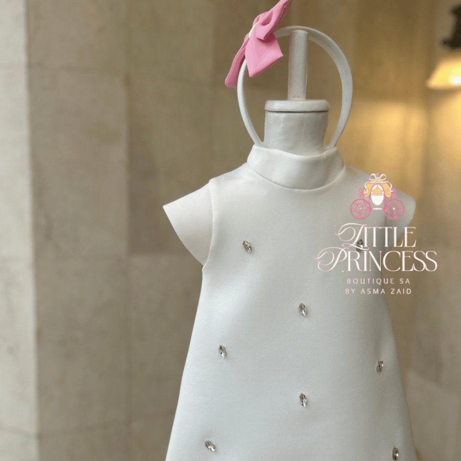 White dress decorated with feathers and crystals فستان الريش والكريستال بكم قصير + اكسسوار شعر