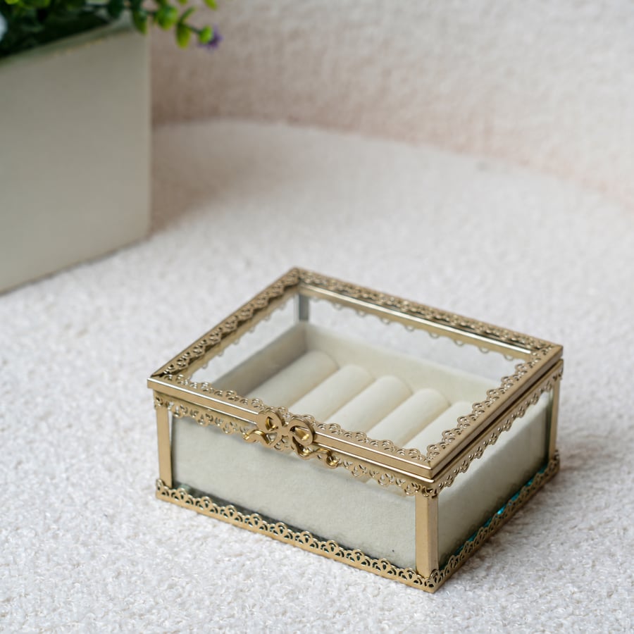 صندوق إكسسوارات زجاج شفاف بإطار ذهبي ومنظم خواتم 12×10 سم