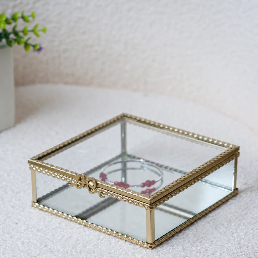 صندوق إكسسوارات زجاج شفاف بقاعدة مرايا وإطار ذهبي 16×16 سم