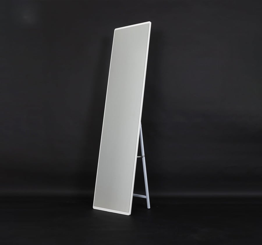Elegant standing mirror with white frame – a touch of luxury for your decor