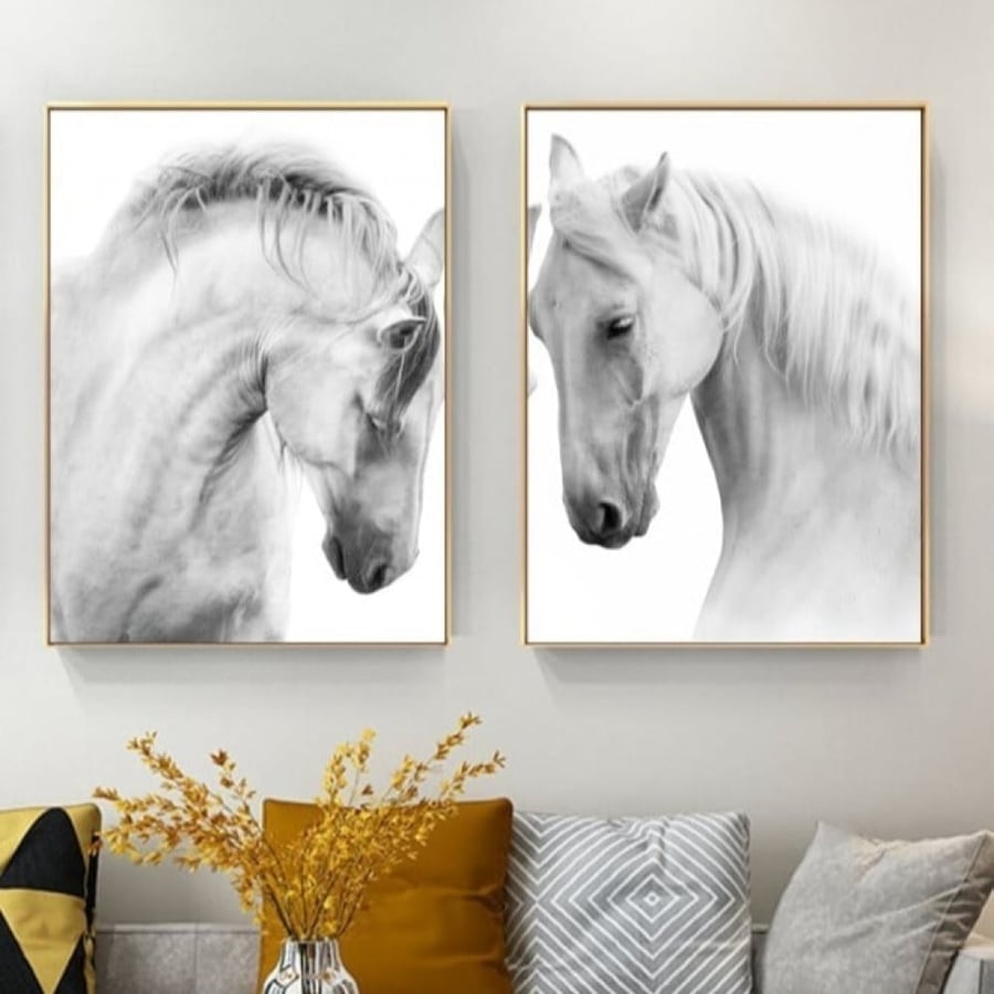 لوحة قماشية ثنائية بتصميم خيل باللون الأبيض مقاس 70x100 سم