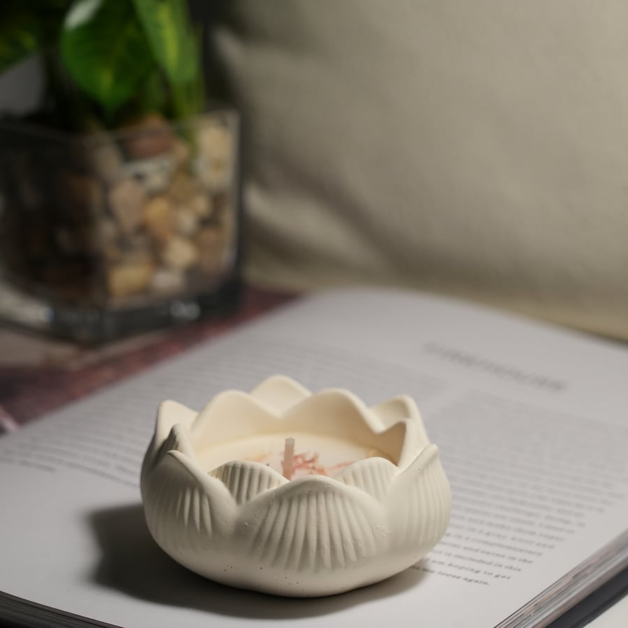 شمعة معطرة بقالب ريزن على شكل زهرة 9×9 سم