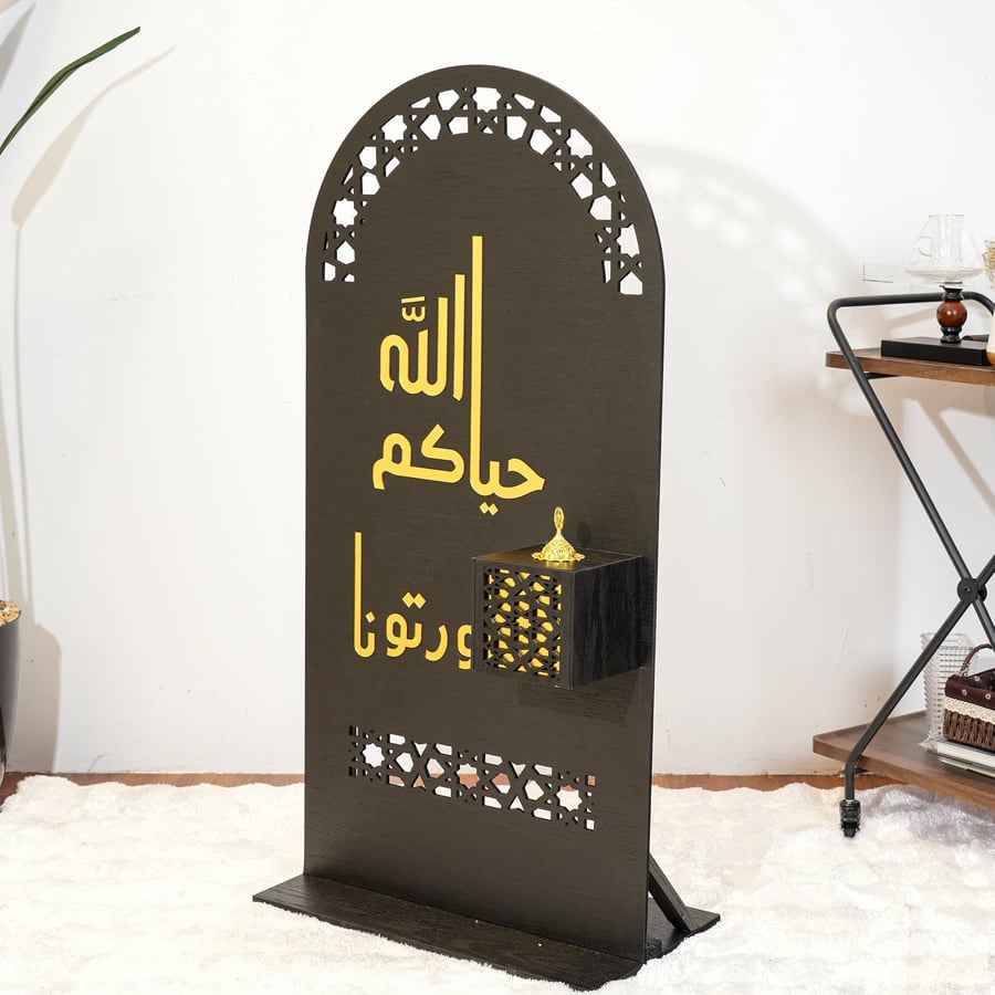 ستاند ديكوري مع مبخرة بتصميم عربي أنيق وعبارة «حياكم الله – نورتونا».