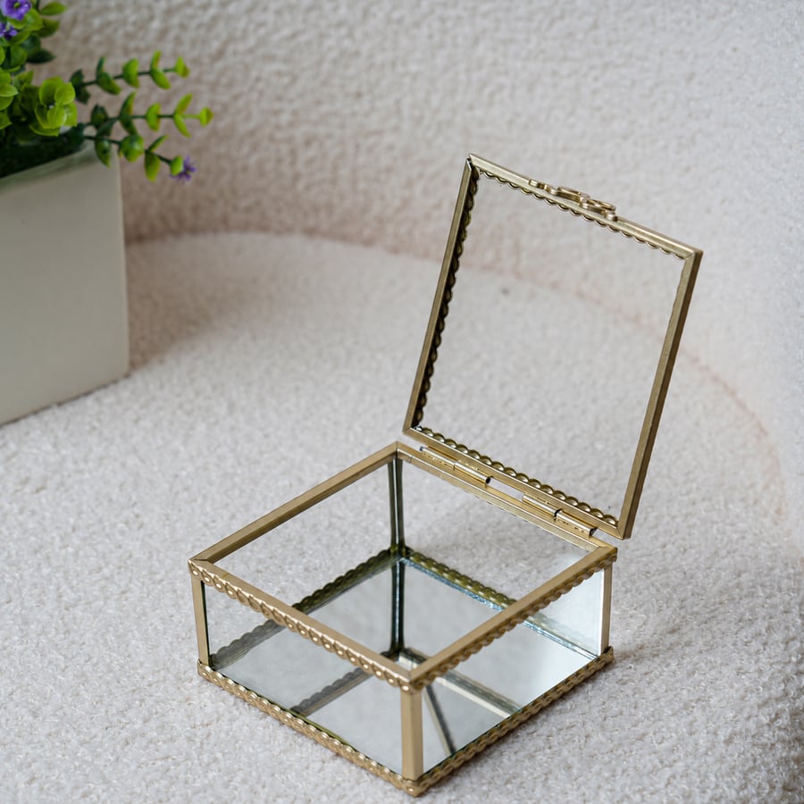صندوق إكسسوارات زجاج شفاف مربع بقاعدة مرايا وإطار ذهبي 10×10 سم