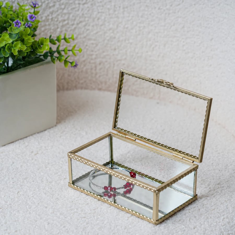 صندوق إكسسوارات زجاج شفاف بقاعدة مرايا وإطار ذهبي 14×8 سم