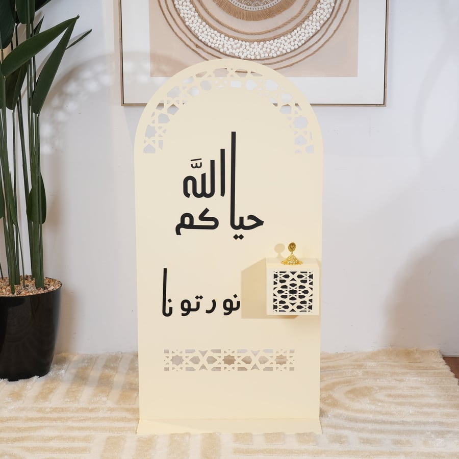 ستاند ديكوري مع مبخرة بتصميم عربي أنيق وعبارة «حياكم الله – نورتونا».