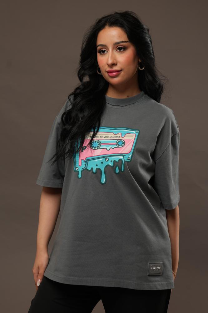 gray t shirt