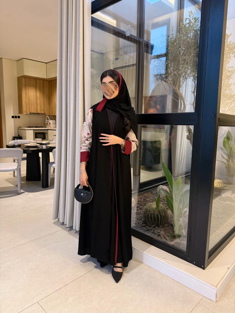 عباية لينا