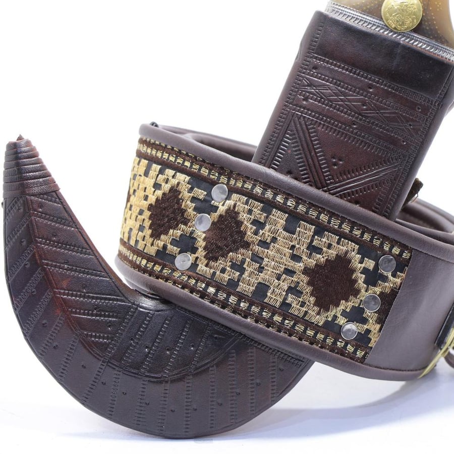 جنبية نجراني حك زراف مكعب مقاس كبير
