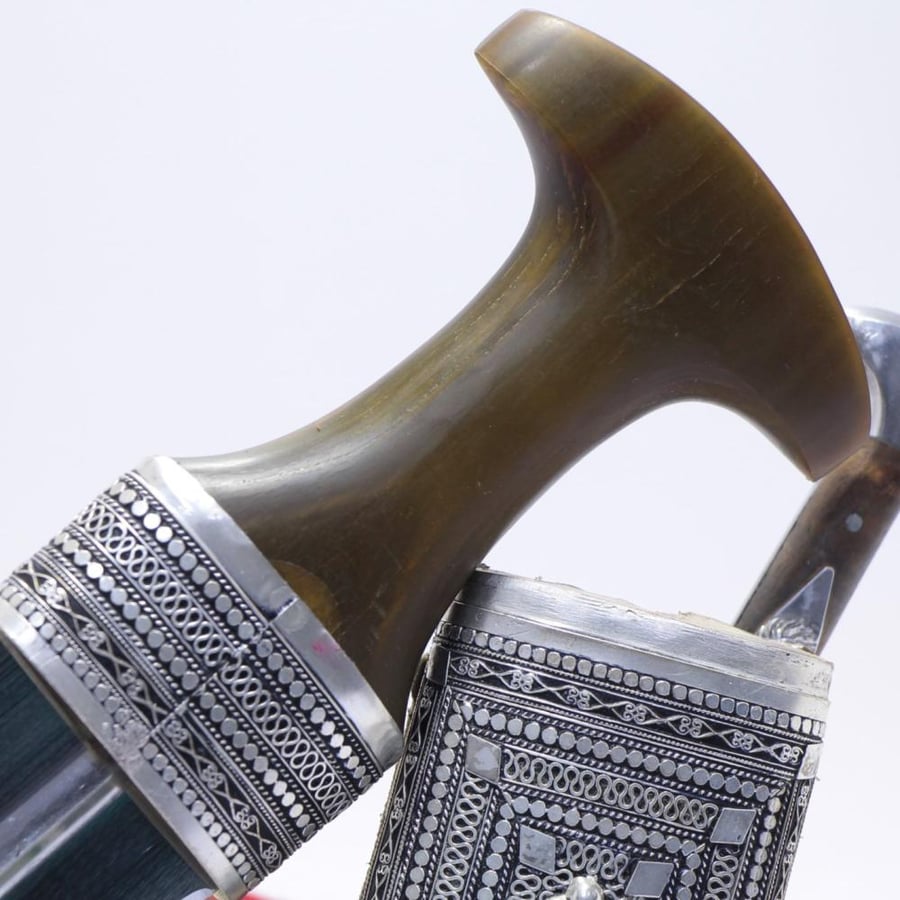 خنجر الراس قرن طبيعي سيال قصة عماني مقاس 5معدن مطلي فضة