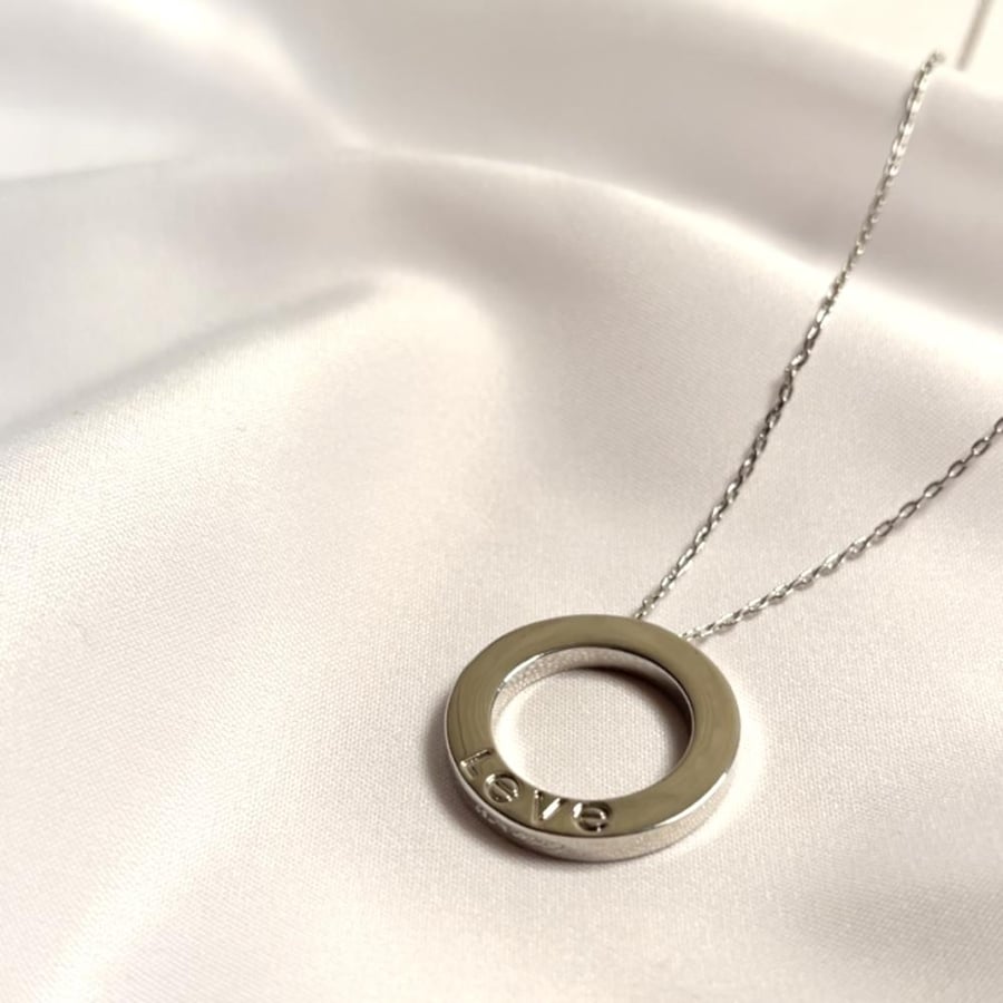 سلسال كارتير من مجموعة LOVE - شامل الملحقات